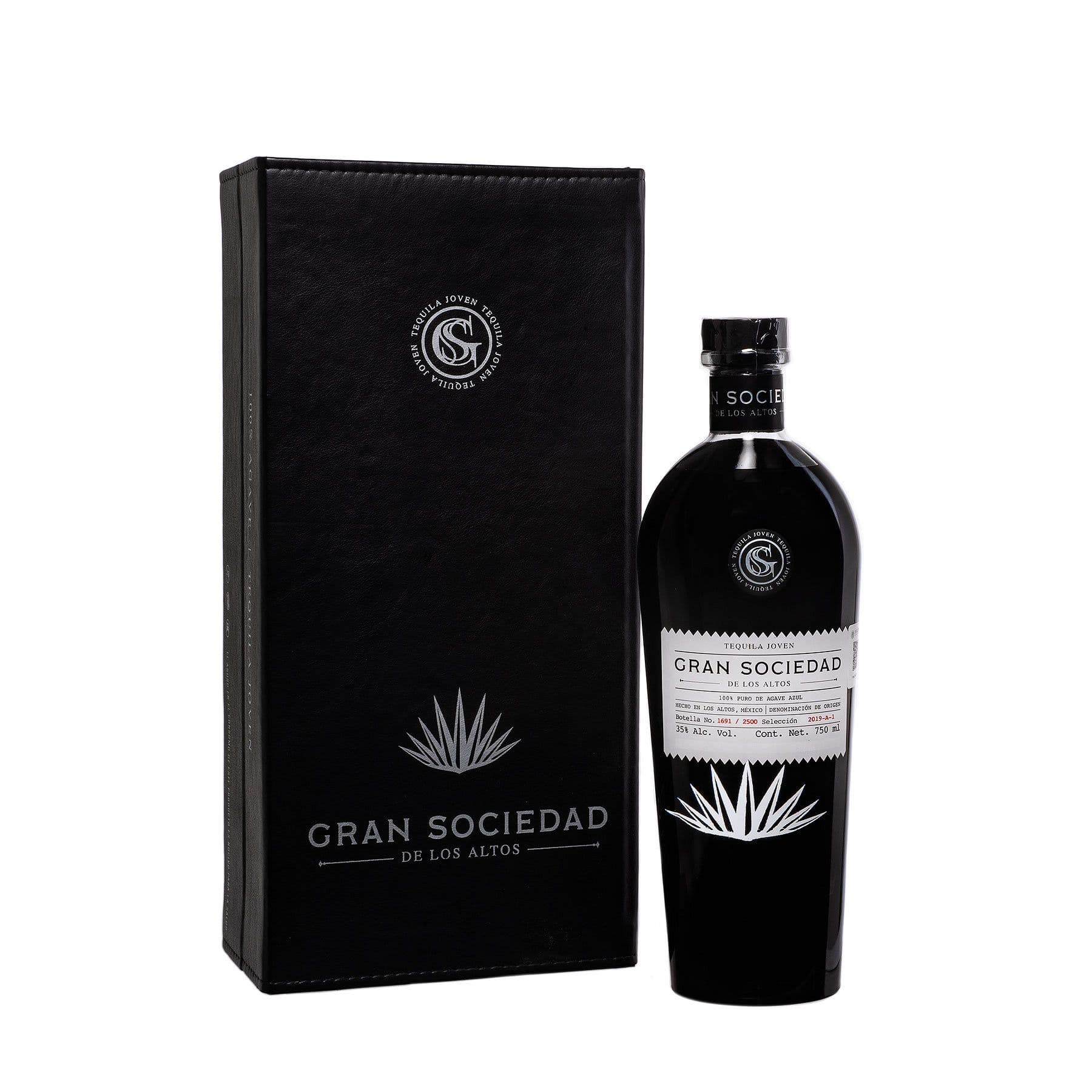 Botella de cristal de Tequila Gran Sociedad junto a su estuche negro de regalo