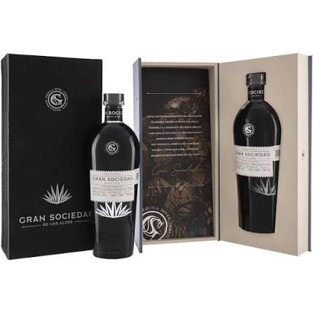 Estuche de Tequila Gran Sociedad abierto junto a una botella de regalo, listo para servir varias veces