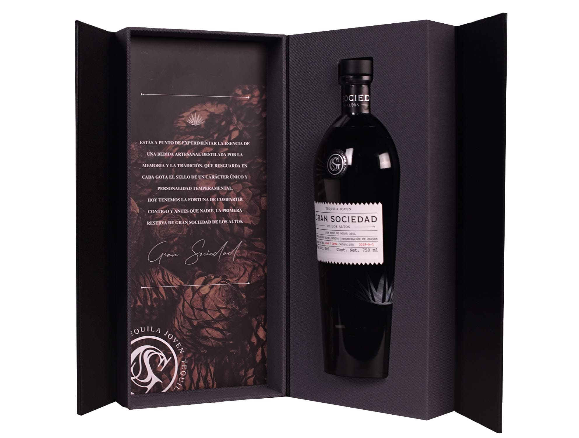 Estuche de regalo de Tequila Gran Sociedad abierto, con la carta de la casa junto a la botella de cristal